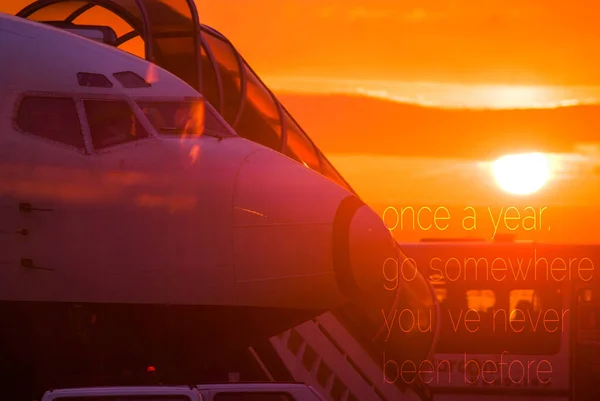 Repülőgép Készen Áll Hogy Felszálljon Reggel Gyönyörű Napfelkeltével Egy Utazási Stock Kép