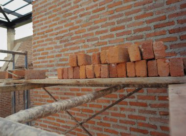 Doku ve arka plan yapım aşamasında evinde çimento ve beton duvar