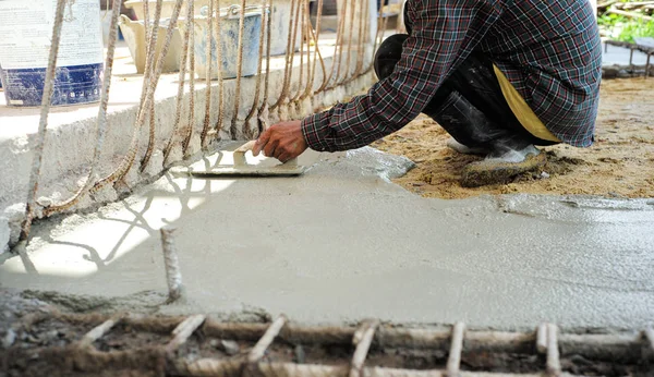 Trabalhador Usando Espátula Madeira Para Nivelar Piso Concreto Ath Canteiro — Fotografia de Stock