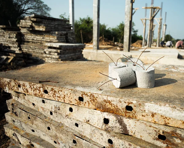 Цементні Грудки Сталевій Пластині Будівельному Майданчику — стокове фото