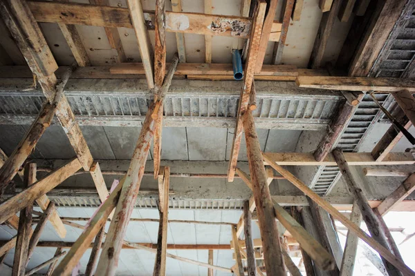 工事中の家の内部構造の視点 コンクリートの天井と水供給システムのインストール — ストック写真