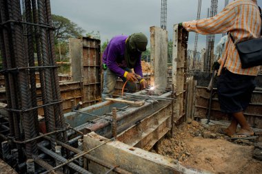 Kaynak beton yapı inşaat sahasında kalıp destek için çelik işçileri