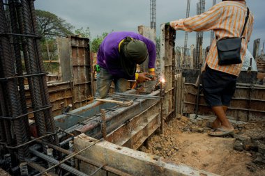 Kaynak beton yapı inşaat sahasında kalıp destek için çelik işçileri