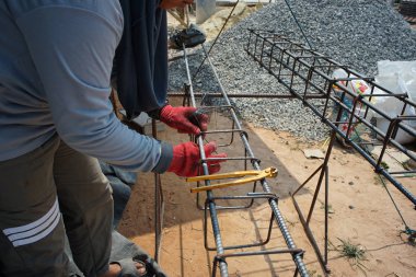 Çelik takviye beton yapı inşaat sahasında için yapıyor işçi