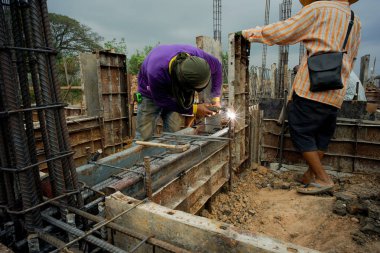 Kaynak beton yapı inşaat sahasında kalıp destek için çelik işçileri