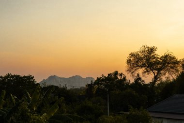 Gün batımını gelen ışık ile doğal manzara manzara