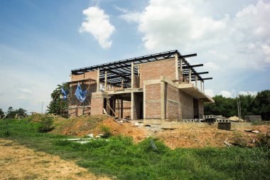 Ev yapım aşamasında açık gökyüzü ile peyzaj