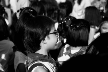 Tek renkli geleneksel fan tutan gözlüklü Asyalı Kız portresi yürüyen tören için hazır olun