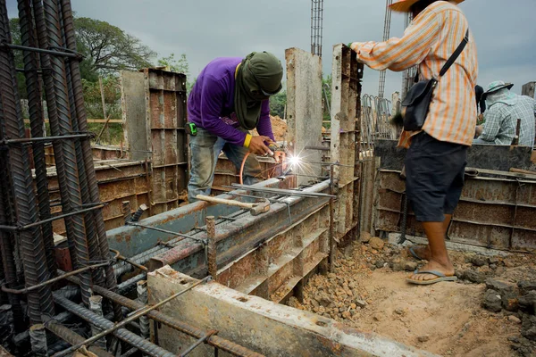 Kaynak beton yapı inşaat sahasında kalıp destek için çelik işçileri