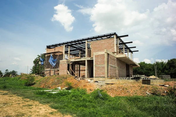 Ev yapım aşamasında açık gökyüzü ile peyzaj