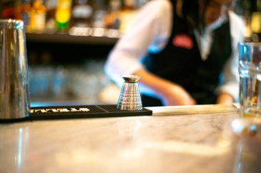 Her formülü ile arka plan bulanık barmen karıştırma için kokteyl oran malzemeyi ölçmek için paslanmaz Kupası