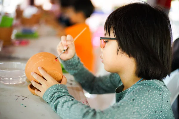 Portret Aziatische Meisje Tekenen Schilderen Van Kleine Aardewerk Workshop Activiteit — Stockfoto