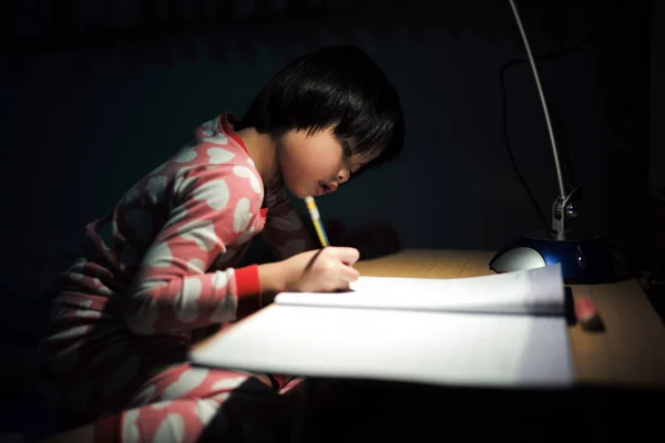 Портрет Маленьких Азиатских Девочек Делающих Уроки Лампой Освещения Темной Комнате — стоковое фото