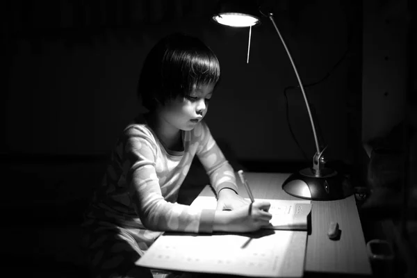Монохромный Портрет Маленьких Азиатских Девочек Делающих Домашнее Задание Лампой Темной — стоковое фото