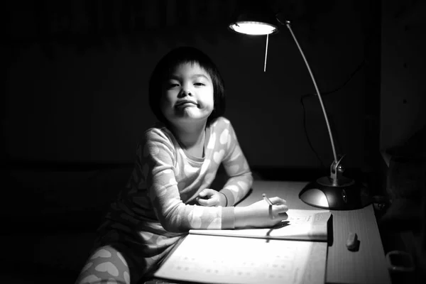 Монохромный Портрет Маленьких Азиатских Девочек Делающих Домашнее Задание Лампой Темной — стоковое фото