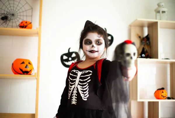 Retrato Asiática Niña Traje Halloween Sosteniendo Cráneo — Foto de Stock