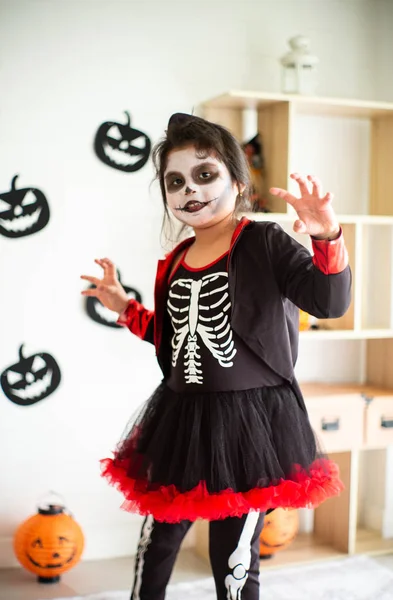 Porträtt Asiatiska Liten Flicka Halloween Kostym Agerar Läskigt Och Skrämmande — Stockfoto