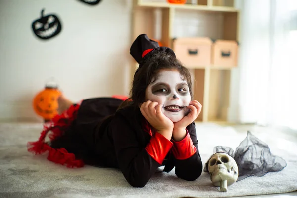 Porträtt Asiatiska Liten Flicka Halloween Kostym Ler Till Kameran — Stockfoto