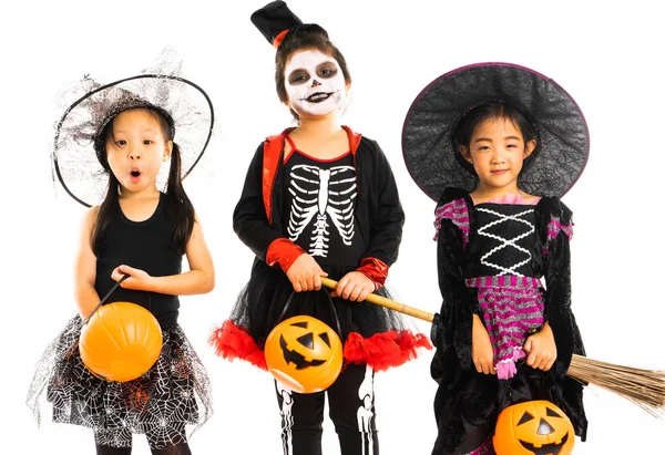 Glada Systrar Halloween Kostym Med Isolerade Bakgrunden Bus Eller Godis — Stockfoto
