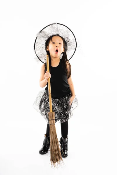Πορτρέτο Ασίας Κοριτσάκι Ντύσιμο Χαριτωμένο Μαγισσών Για Κοστούμι Αποκριών Σκούπα — Φωτογραφία Αρχείου