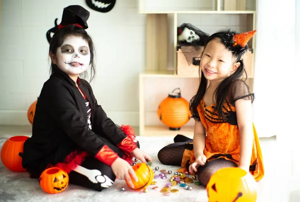 Porträtt av två glada systrar i Halloweenkostym — Stockfoto