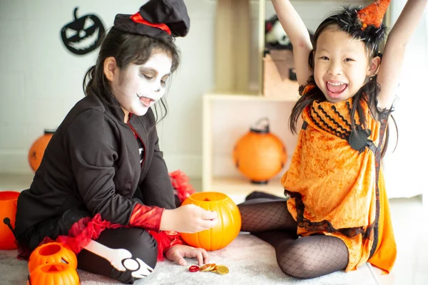 Retrato de dos hermanas felices disfrazadas de Halloween — Foto de Stock