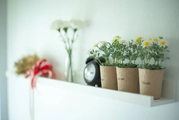 Relógio Alarme Vintage Coloca Prateleira Madeira Branca Decorada Pelas Flores — Fotografia de Stock
