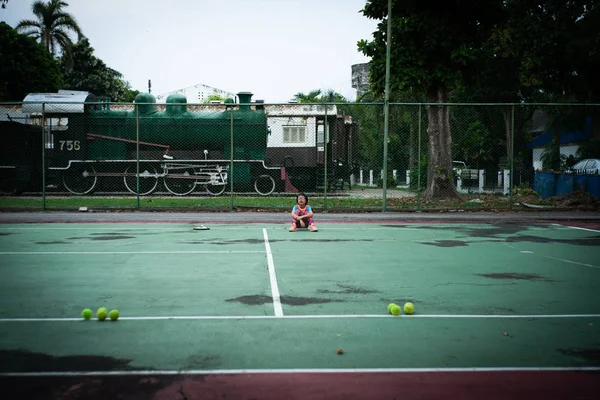Ritratto Ragazza Asiatica Siede Sul Campo Tennis Dopo Aver Giocato — Foto Stock