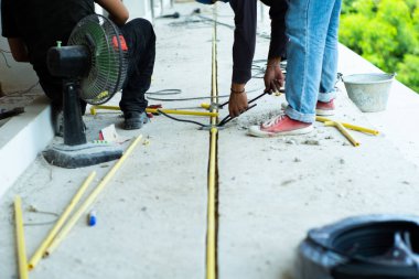 İşçilerin elektrik tel ve boru yapım aşamasında evde yükleme