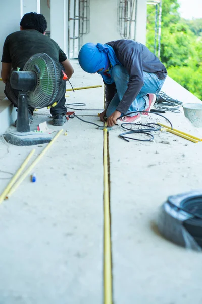 Dělníci Instalace Elektrických Kabelů Potrubí Domě Výstavbě — Stock fotografie