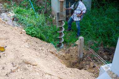 Matkap tarafından toprak zemin sondaj işçileri manzara resmi. Takviye beton direkler ayak basacak için delik delme.