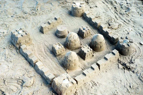 Песчаный Замок Пляже Построен Помощью Пластиковых Моделей — стоковое фото