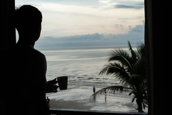 Silueta Hombre Sosteniendo Taza Café Mirando Mar Desde Dormitorio — Foto de Stock