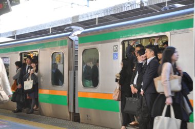 Tokyo, Japonya: Kasım 13, 2014 - tren ile acele saatlerde Tokyo, Japonya'da seyahat yolcu kalabalık. Kalabalık insanlar Jr istasyonu platformu