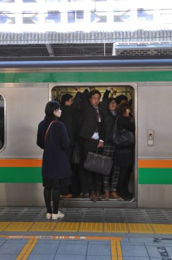 Tokyo, Japonya: Kasım 13, 2014 - tren ile seyahat acele saatlerde Tokyo, Japonya'da insanlar kalabalık