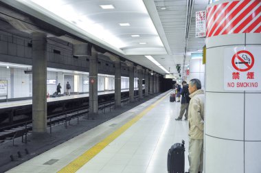 Tokyo, Japonya: Kasım 13, 2014 - kalabalık yolcuların tren istasyonu platformu için acele saat içinde bekliyor