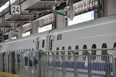 Yüksek hızlı tren tren istasyonunda otopark portre resmi.