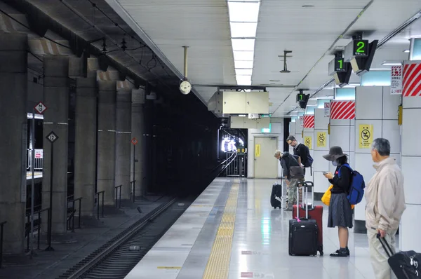 Tokyo Japon Novembre 2014 Des Foules Passagers Attendent Train Quai — Photo