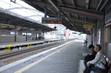Tokyo, Japonya: Kasım 5,2014-yolcu Jr tren istasyonunda tren gece aydınlatmalı bekliyor