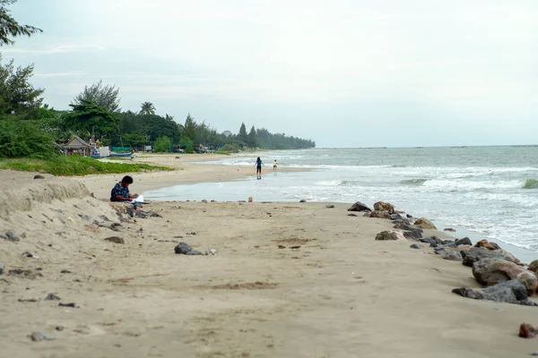 Människor Spelar Stranden Med Landskap Shore Och Marinmålning Bakgrunden — Stockfoto