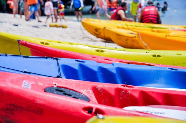 Zbliżenie Zdjęcie Kolorowe Kajaki Parking Plaży Niewyraźne Tłum Ludzi Tle — Zdjęcie stockowe