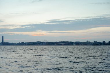 Ön planda deniz manzarası, şehir ve dağ manzaralı yatay