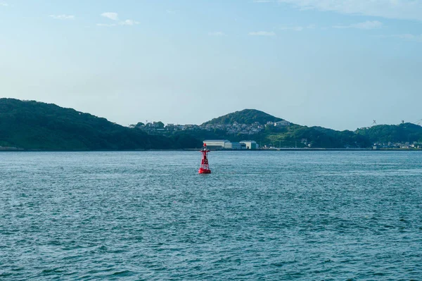 Boya Roja Flotando Mar Con Paisaje Marino Saco Tierra Fondo — Foto de Stock