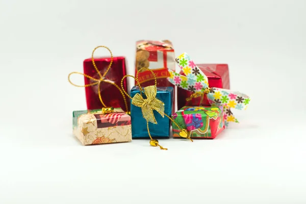 特写堆的礼品盒包裹着五颜六色的纸圣诞节日与孤立的黑色背景 在任何场合都可以选择的礼物焦点在美丽的包装中给予 — 图库照片