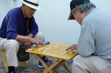 Nagasaki, Japonya: Ağustos 31, hobi ve birlikte toplantı için genel Park'ta Japon Satrancı oynayan yaşlı insanlar kalabalık 2016-portre. Alzheimer syndom şifa için etkinlik.