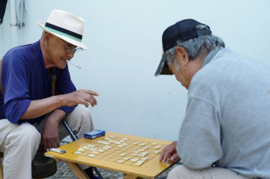 Nagasaki, Japonya: Ağustos 31, hobi ve birlikte toplantı için genel Park'ta Japon Satrancı oynayan yaşlı insanlar kalabalık 2016-portre. Alzheimer syndom şifa için etkinlik.