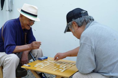 Nagasaki, Japonya: Ağustos 31, hobi ve birlikte toplantı için genel Park'ta Japon Satrancı oynayan yaşlı insanlar kalabalık 2016-portre. Alzheimer syndom şifa için etkinlik.