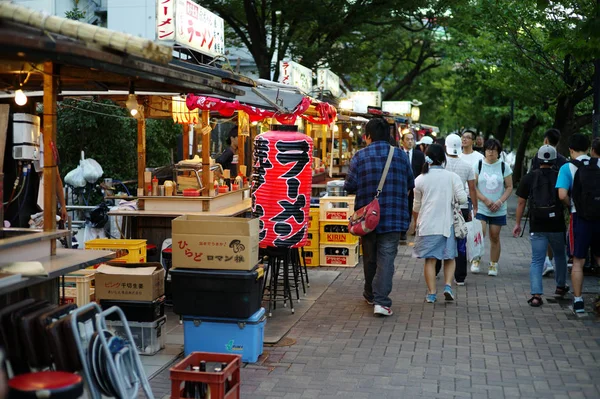 Fukuoka, Japonya - Ağustos 30,2016: fukuoka'nın ünlü gıda tezgahları (yatai) bulunan Nakasu Adası Nehri boyunca