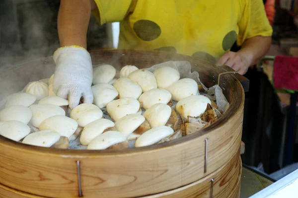 Selectieve Aandacht Van Chinese Gestoomde Broodjes Houten Steamer Met Verkoper — Stockfoto