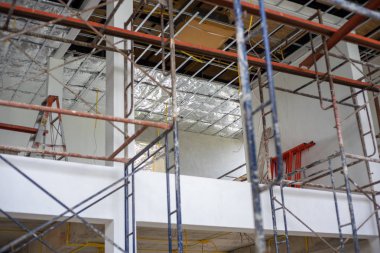 Perspektif içinde ev yalıtkan ve elektrik ile kurulum aşamasındadır. İnşaat sahasında çelik İskele yapısı